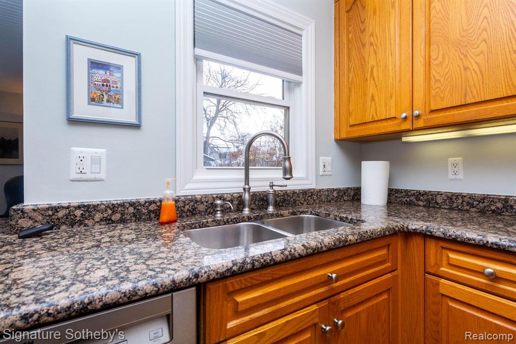 2252 Pembroke Road Birmingham, MI 48009 - Photo 11 of 41