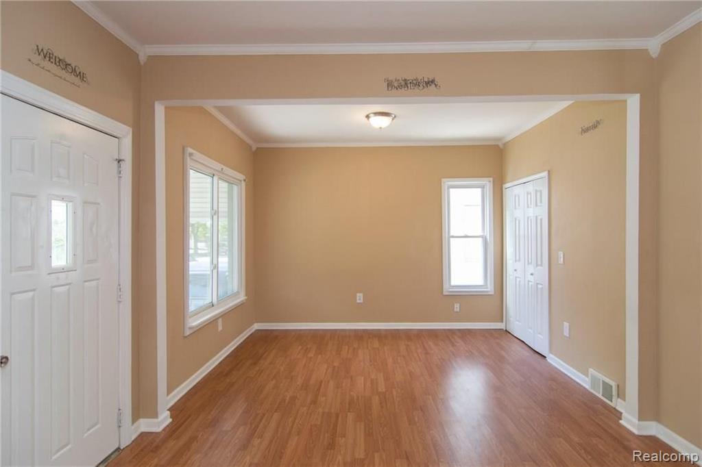 8183 Central Street Center Line, MI 48015 - Photo 5 of 35