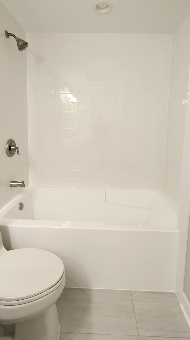 333 West Hubbard Street, Unit 607 Chicago, IL 60654 - Photo 10 of 15 a bathroom with a toilet and a bathtub