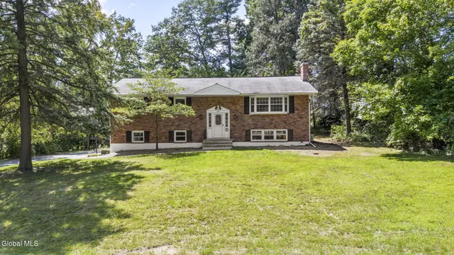 $399,000 | 859 Hereford Way, Niskayuna, NY 12309