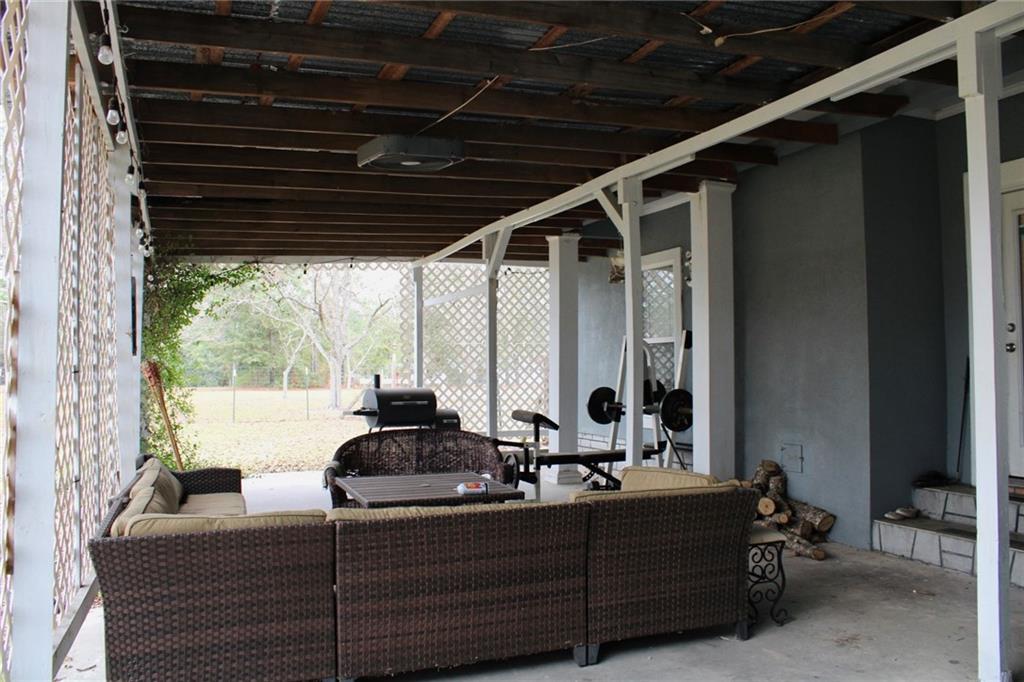 125 Trailwood Road Valdosta, GA 31602 - Photo 19 of 19 a living room with furniture