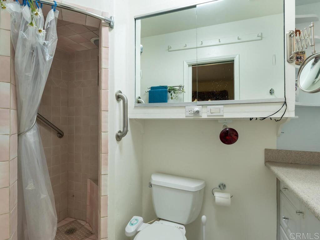 210 South Orange Avenue Fallbrook, CA 92028 - Photo 17 of 40 Primary Bathroom