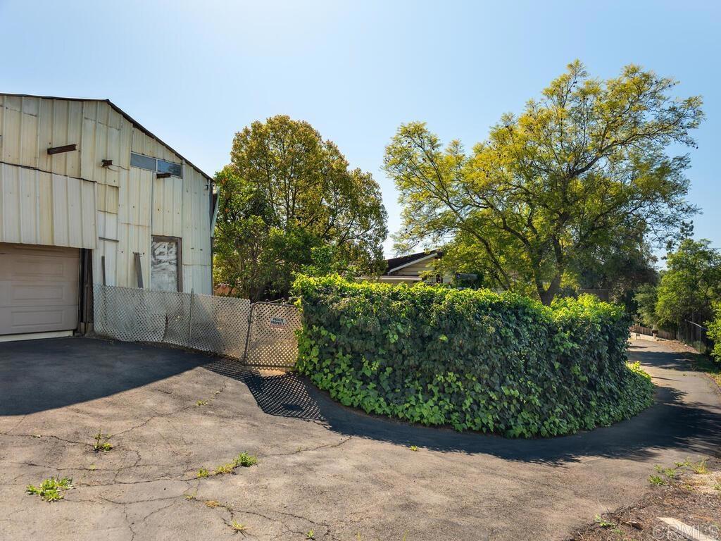 210 South Orange Avenue Fallbrook, CA 92028 - Photo 25 of 40 Barn
