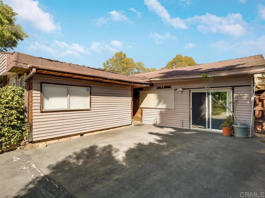 210 South Orange Avenue Fallbrook, CA 92028 - Photo 5 of 40 Exterior Front