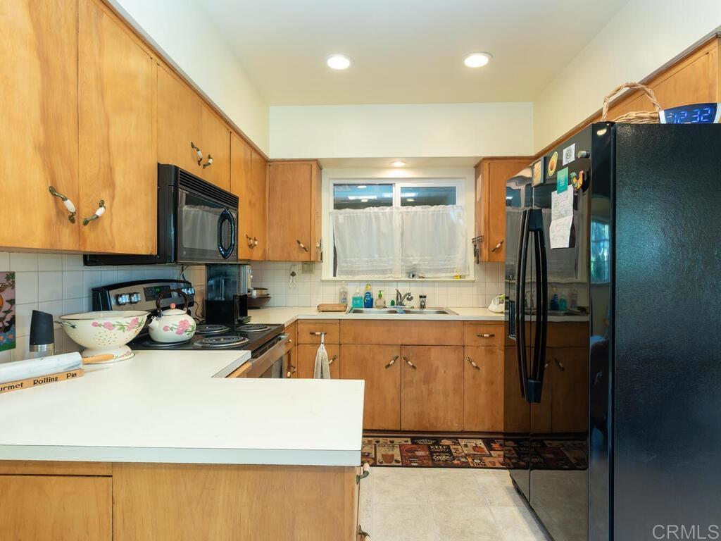 210 South Orange Avenue Fallbrook, CA 92028 - Photo 8 of 40 Kitchen