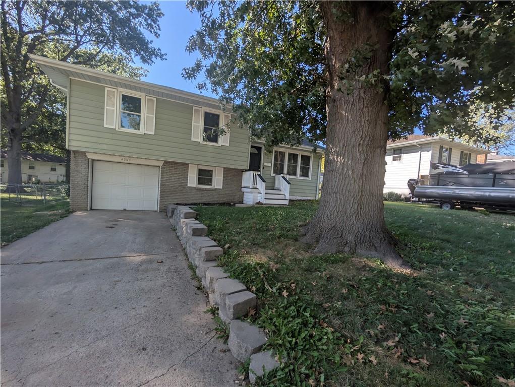 4204 South Mccoy Street Independence, MO 64055 - Photo 1 of 15