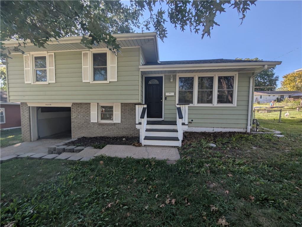 4204 South Mccoy Street Independence, MO 64055 - Photo 2 of 15