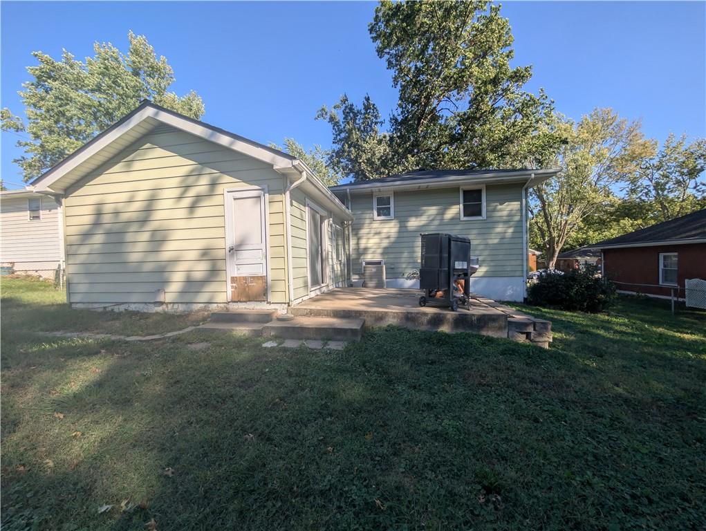 4204 South Mccoy Street Independence, MO 64055 - Photo 3 of 15