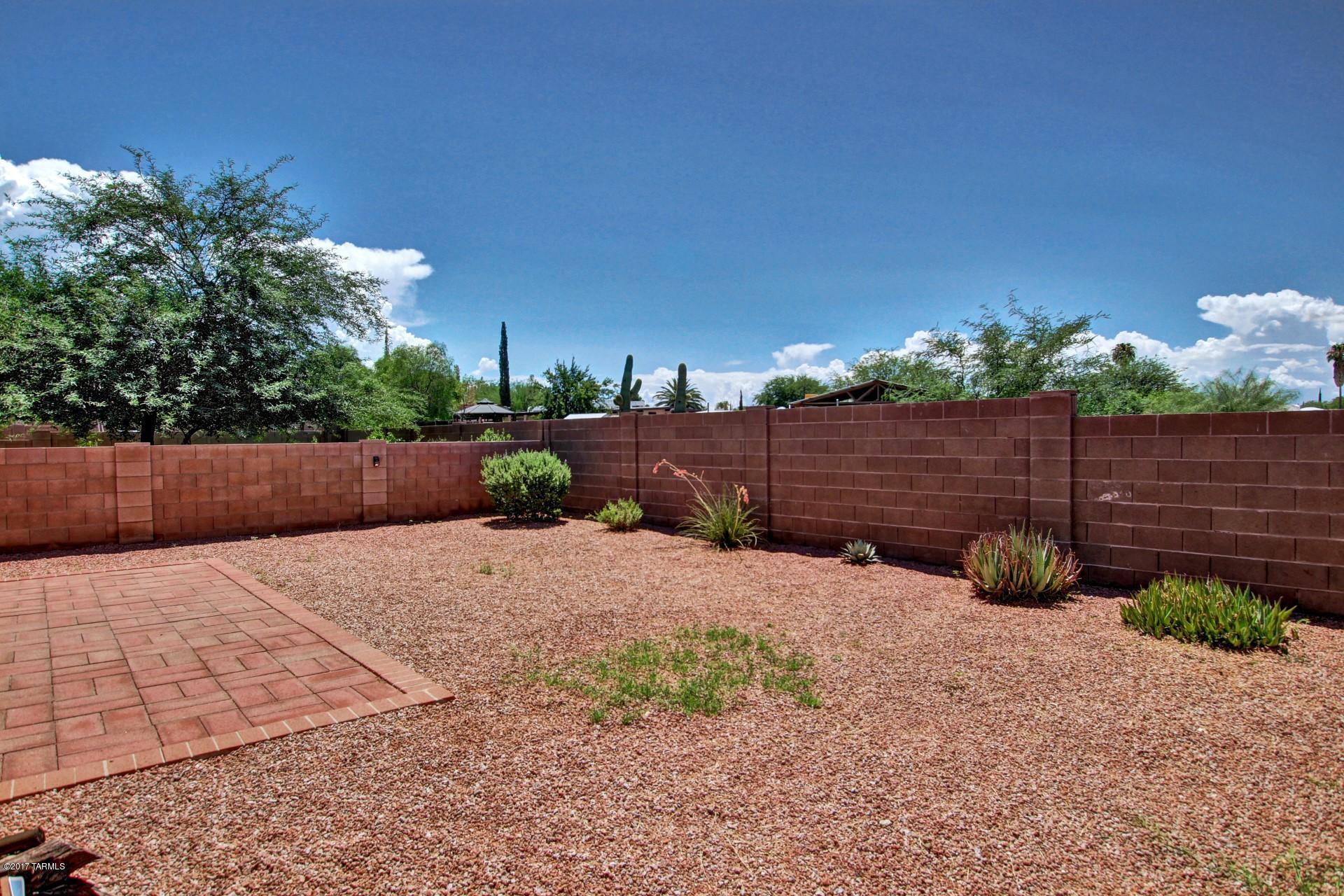 8350 East Bowline Road Tucson, AZ 85710 - Photo 26 of 26 a backyard of a house with lots of green space