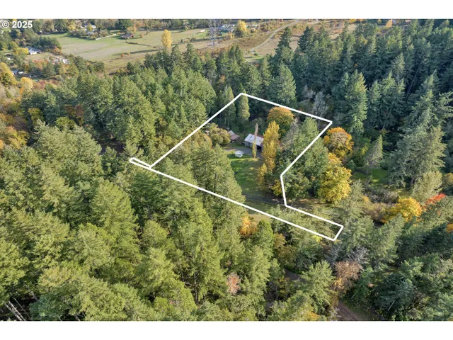 a view of a tennis court