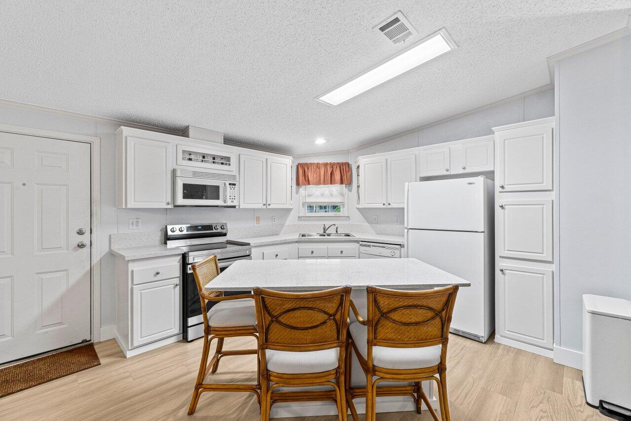 1541 Southwest 65th Avenue Boca Raton, FL 33428 - Photo 6 of 23 008-1541Southwest65thAvenue-BocaRaton-FL