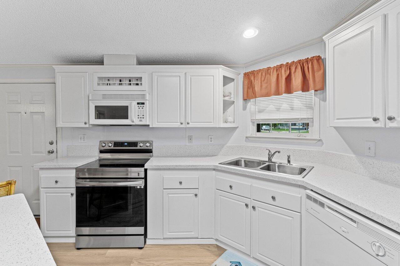 1541 Southwest 65th Avenue Boca Raton, FL 33428 - Photo 8 of 23 010-1541Southwest65thAvenue-BocaRaton-FL