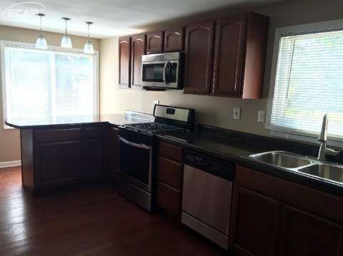 2326 North Linden Road Flint, MI 48504 - Photo 7 of 26 20445365-6.JPG