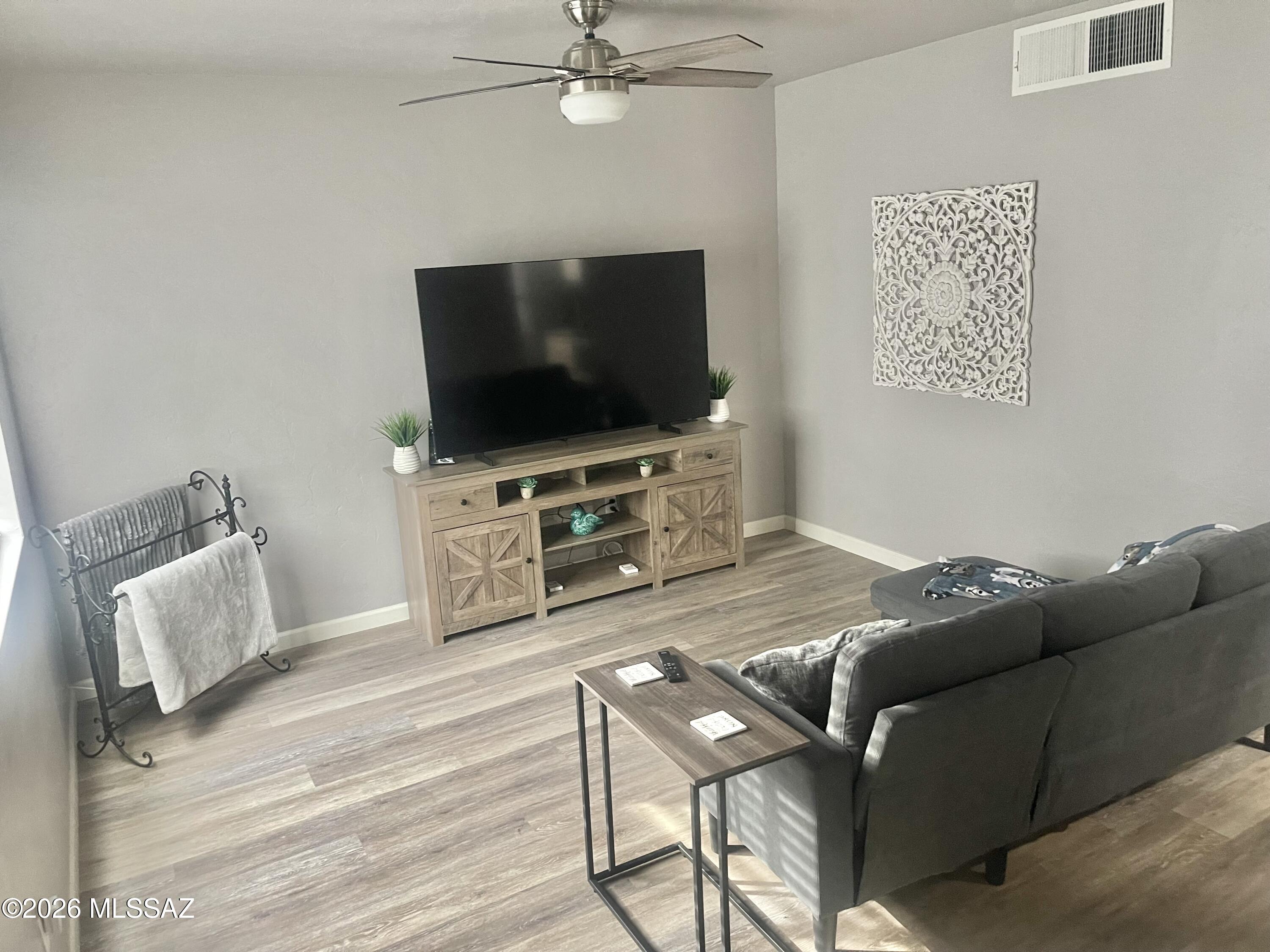 1233 East Halcyon Road Tucson, AZ 85719 - Photo 4 of 17 Living room open and bright