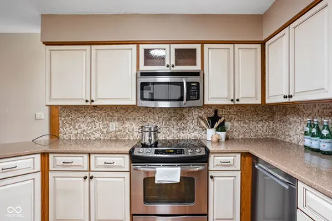 $650,000 | 947 Tamarack Cir N Drive, Indianapolis, IN 46260