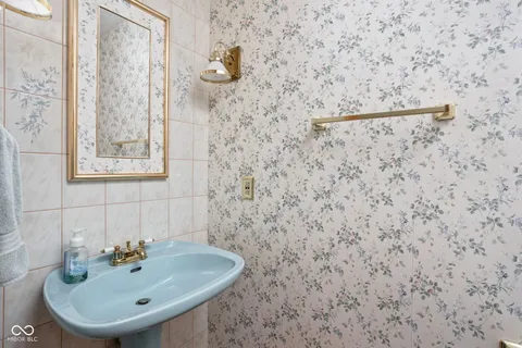 $650,000 | 947 Tamarack Cir N Drive, Indianapolis, IN 46260