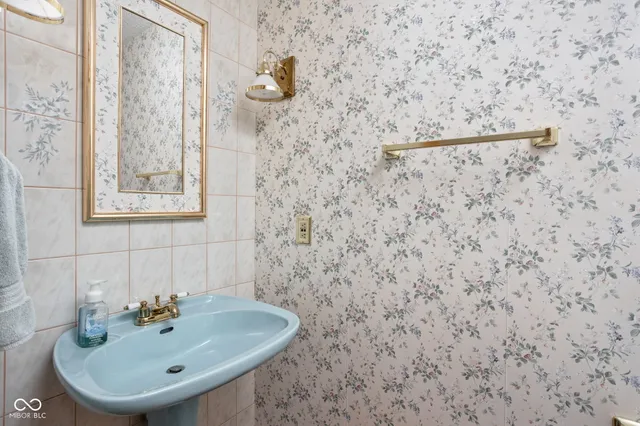 $650,000 | 947 Tamarack Cir N Drive, Indianapolis, IN 46260