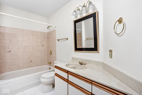 $650,000 | 947 Tamarack Cir N Drive, Indianapolis, IN 46260