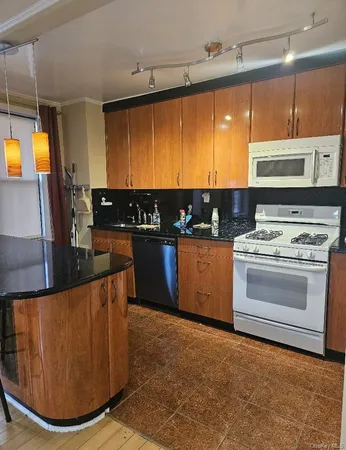 $2,200 | 105-15 66th Avenue, Unit 3F | Forest Hills