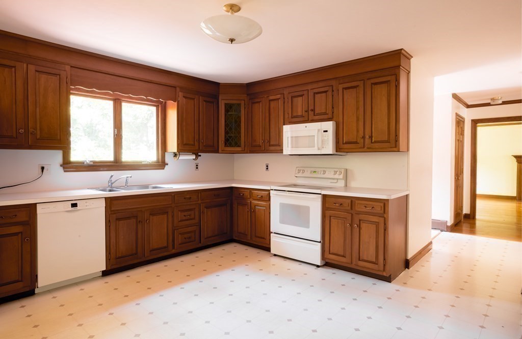 8 Castle Road Lexington, MA 02420 - Photo 10 of 24