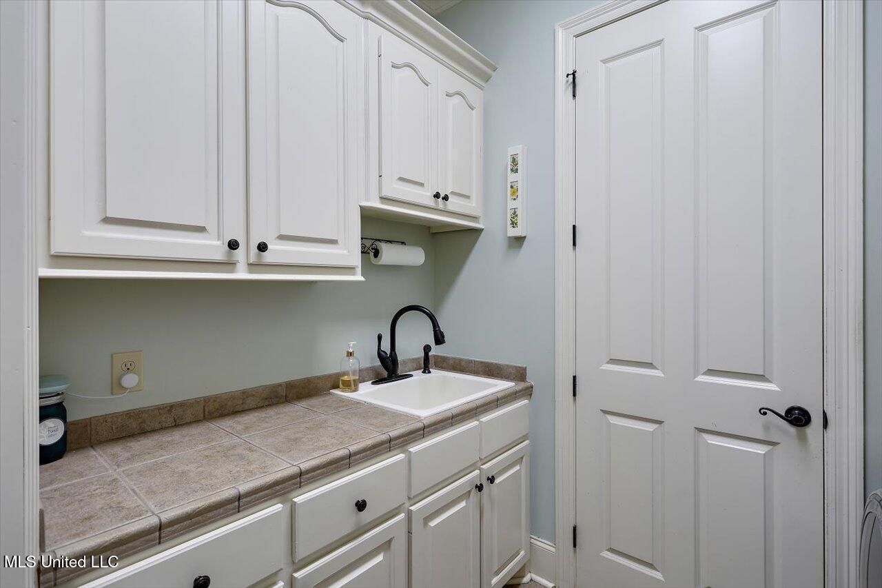 132 Dunleith Way Clinton, MS 39056 - Photo 24 of 102 034-Laundry room