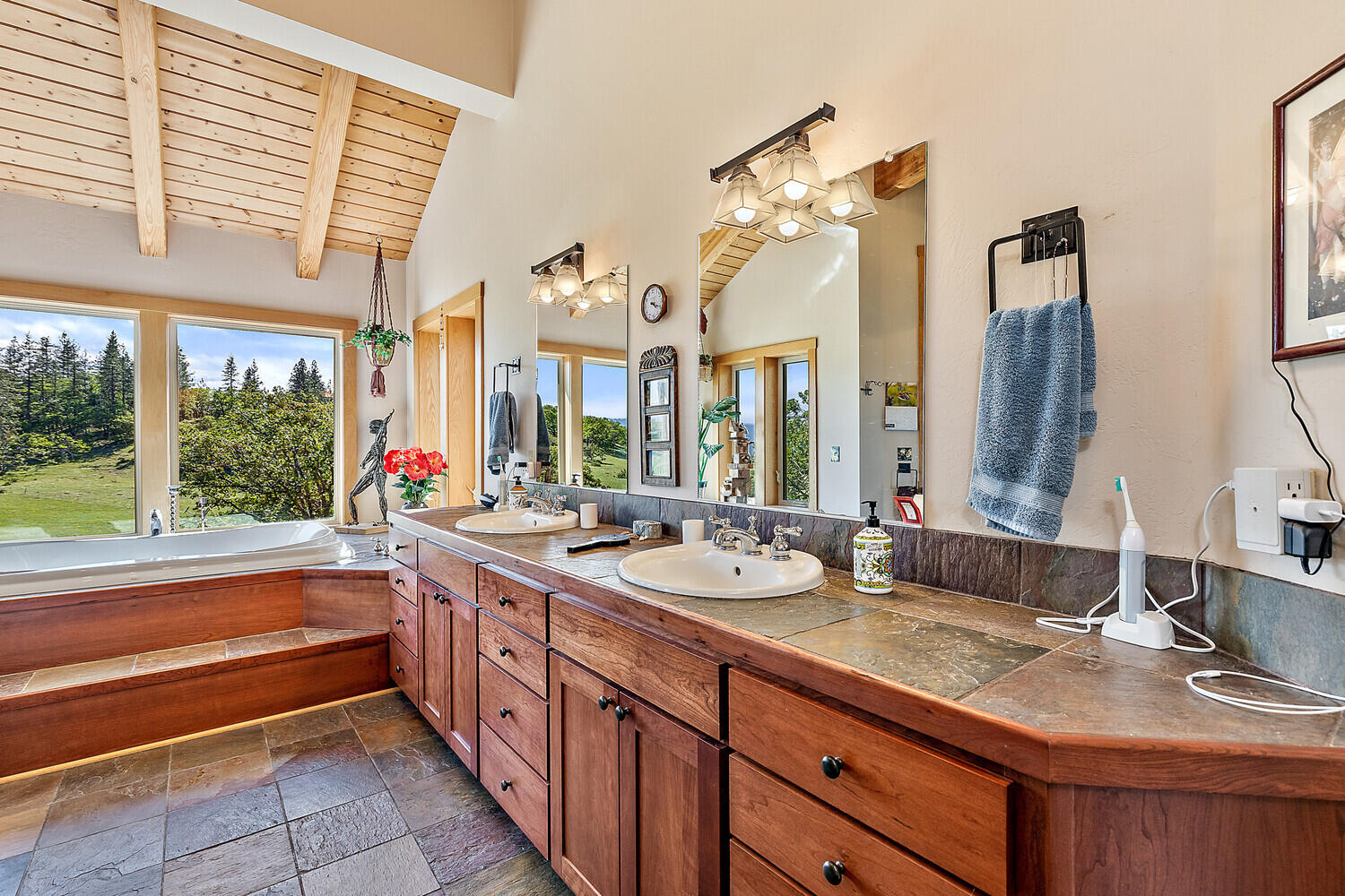 2560 North Valley View Road Ashland, OR 97520 - Photo 24 of 53 05.40