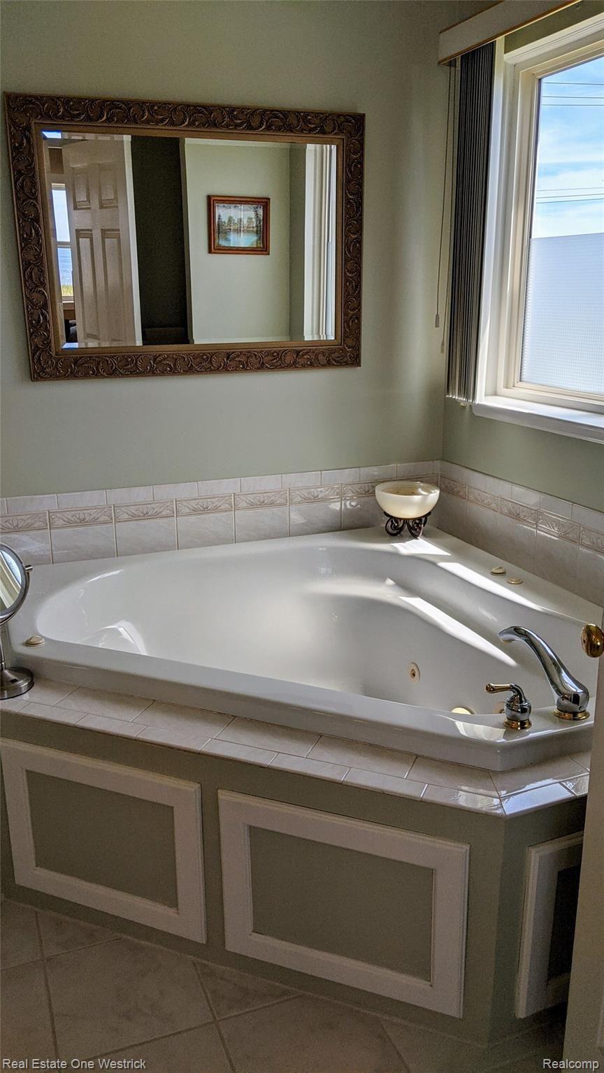 7277 Dyke Road Algonac, MI 48001 - Photo 18 of 38 Jetted tub in master bath
