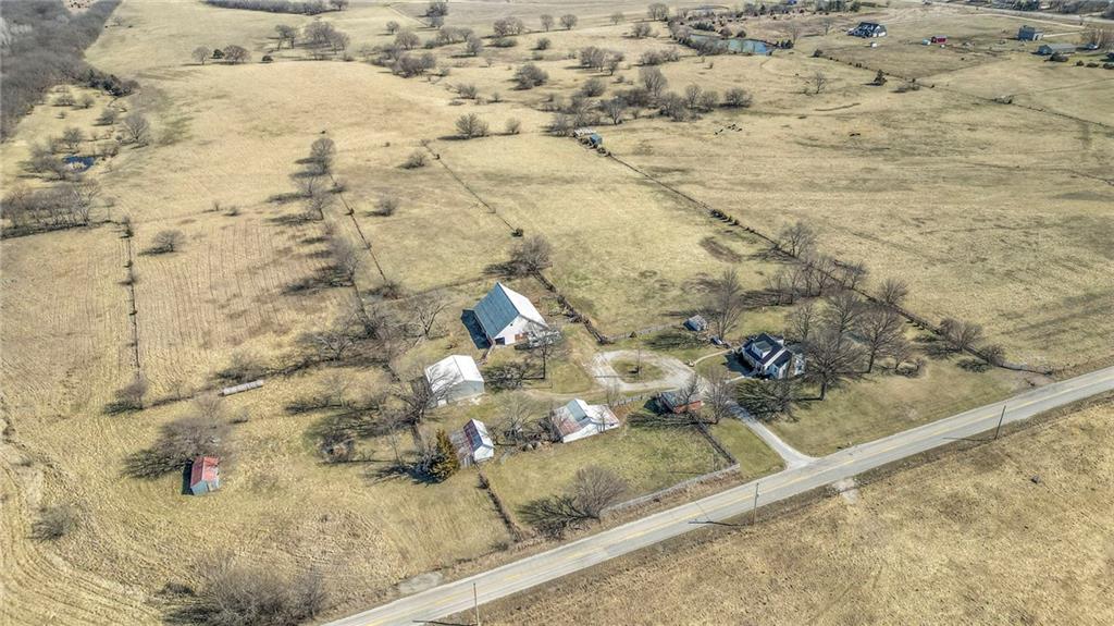 27615 Block Road Paola, KS 66071 - Photo 5 of 99