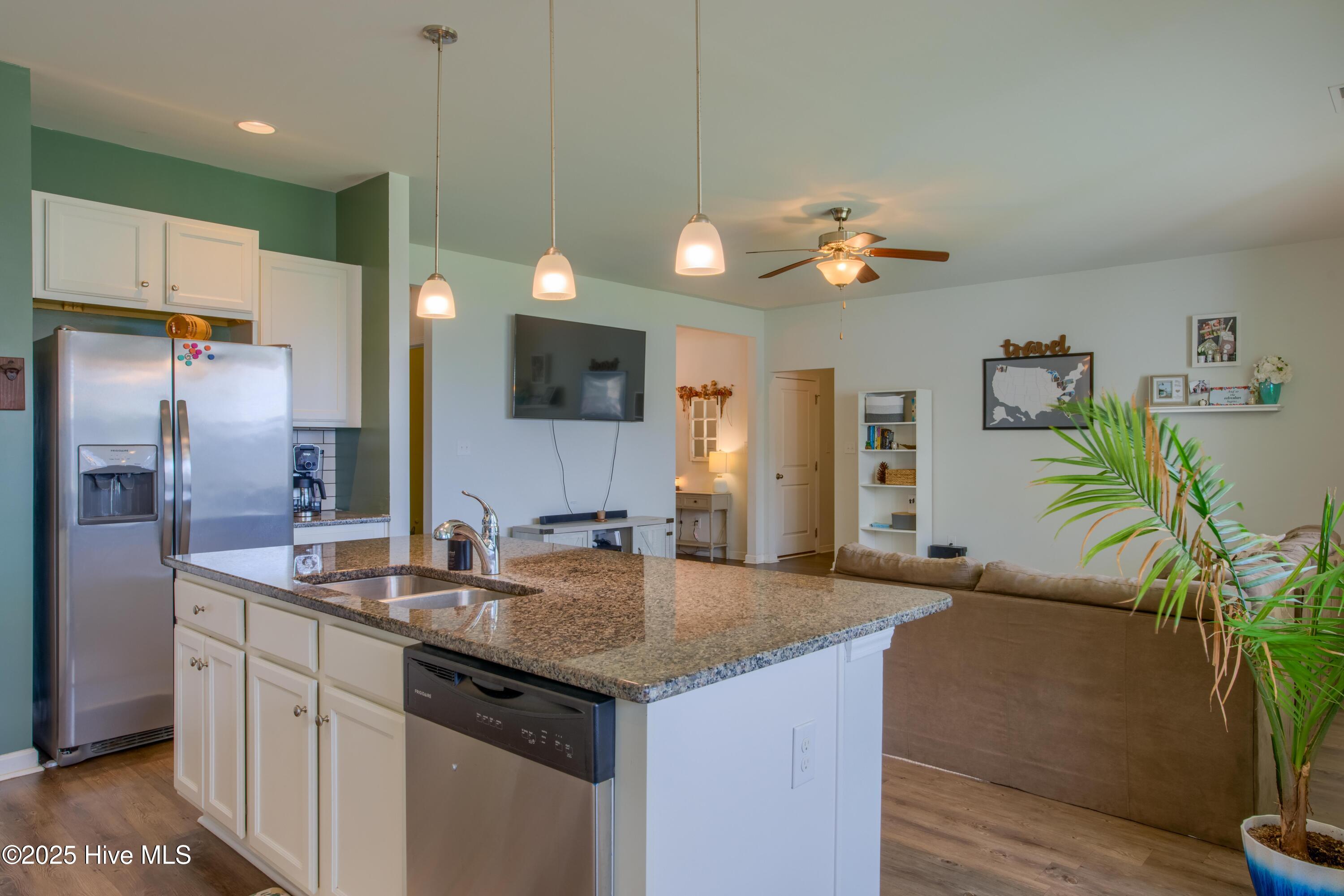 402 Saxby Way Holly Ridge, NC 28445 - Photo 13 of 32 402 Saxby - Interiors_18