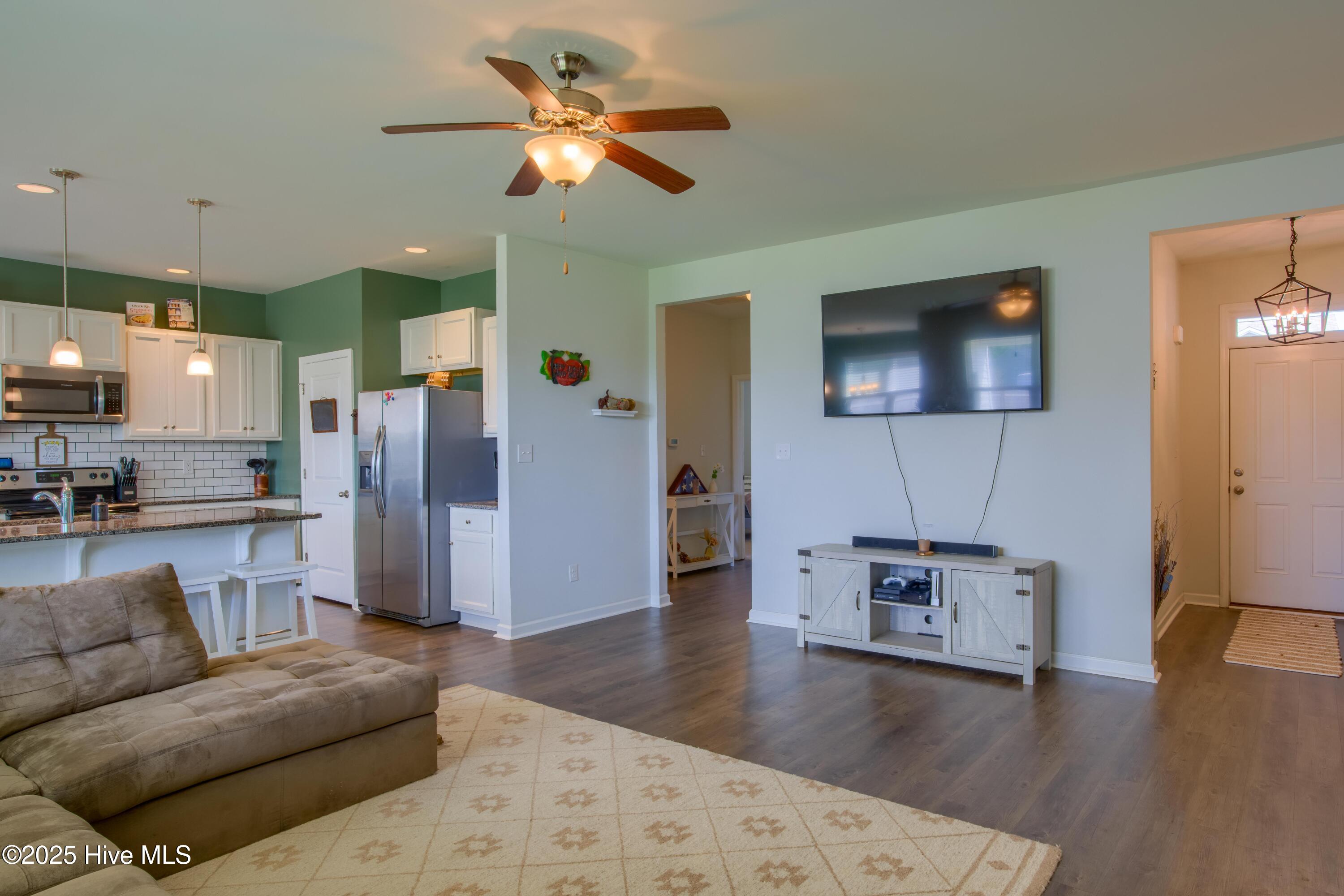 402 Saxby Way Holly Ridge, NC 28445 - Photo 5 of 32 402 Saxby - Interiors_21
