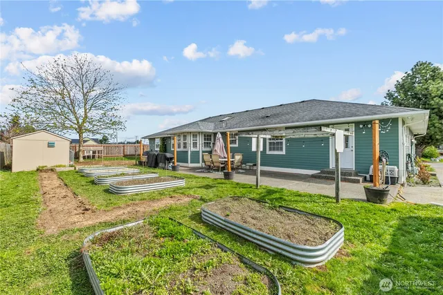 a view of a house with backyard and a tree