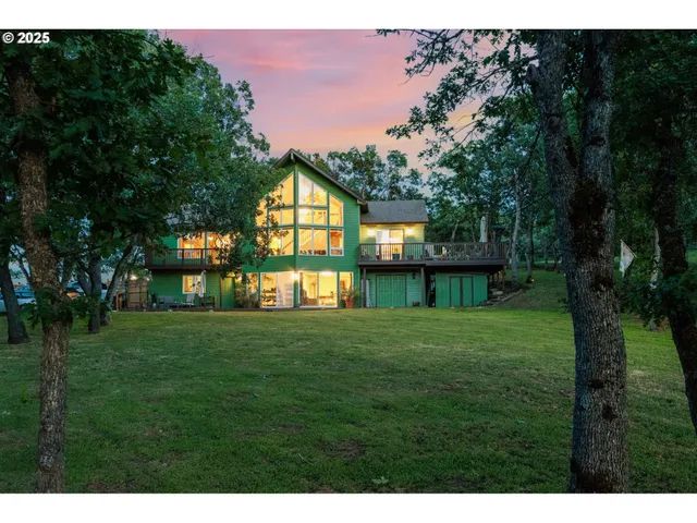 a view of a house with a backyard