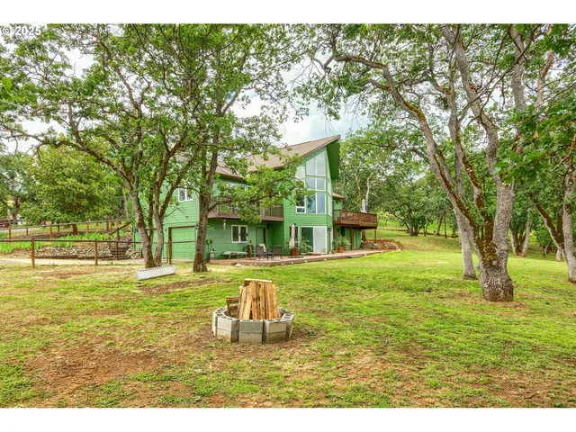 a view of a back yard