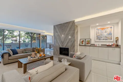 $1,849,000 | 325 North Oakhurst Drive, Unit 203, Beverly Hills, CA 90210