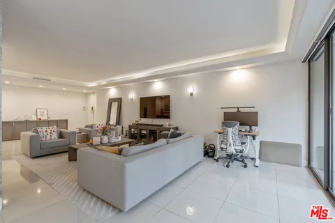 $1,849,000 | 325 North Oakhurst Drive, Unit 203, Beverly Hills, CA 90210