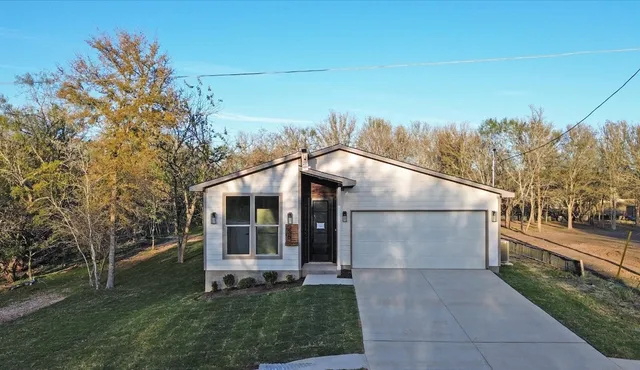 a view of a house with backyard