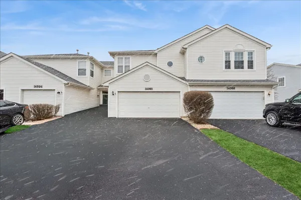 $300,000 | 14902 West Victoria Crossing, Lockport, IL 60441
