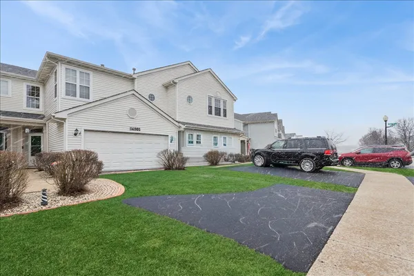 $300,000 | 14902 West Victoria Crossing, Lockport, IL 60441