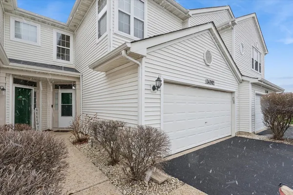 $300,000 | 14902 West Victoria Crossing, Lockport, IL 60441