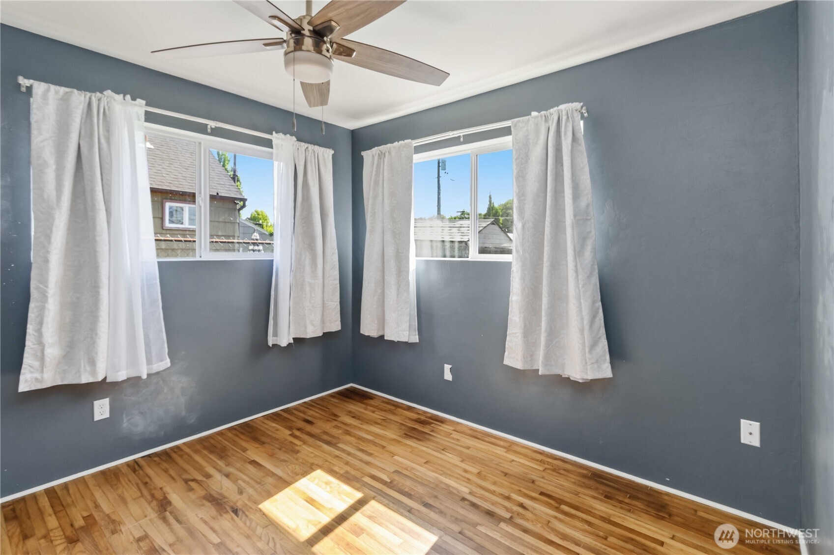 356 28th Avenue Longview, WA 98632 - Photo 14 of 24 a bedroom with a bed and a window