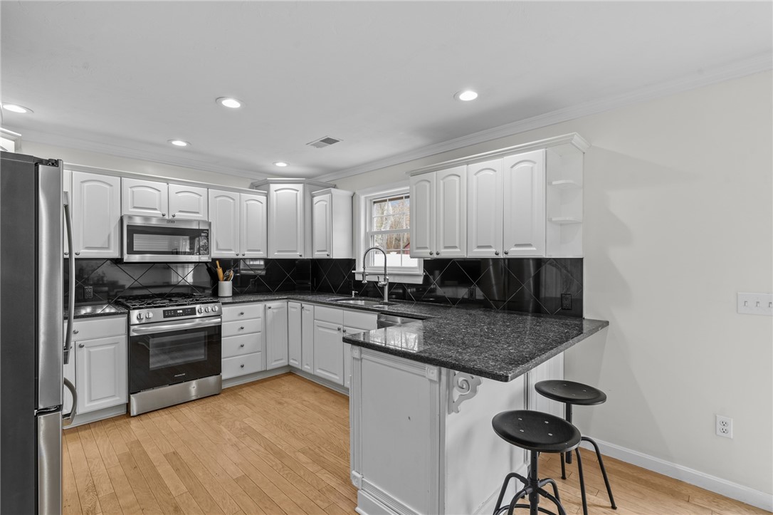 70 Foddering Farm Road Narragansett, RI 02882 - Photo 12 of 45 Kitchen with counter seating