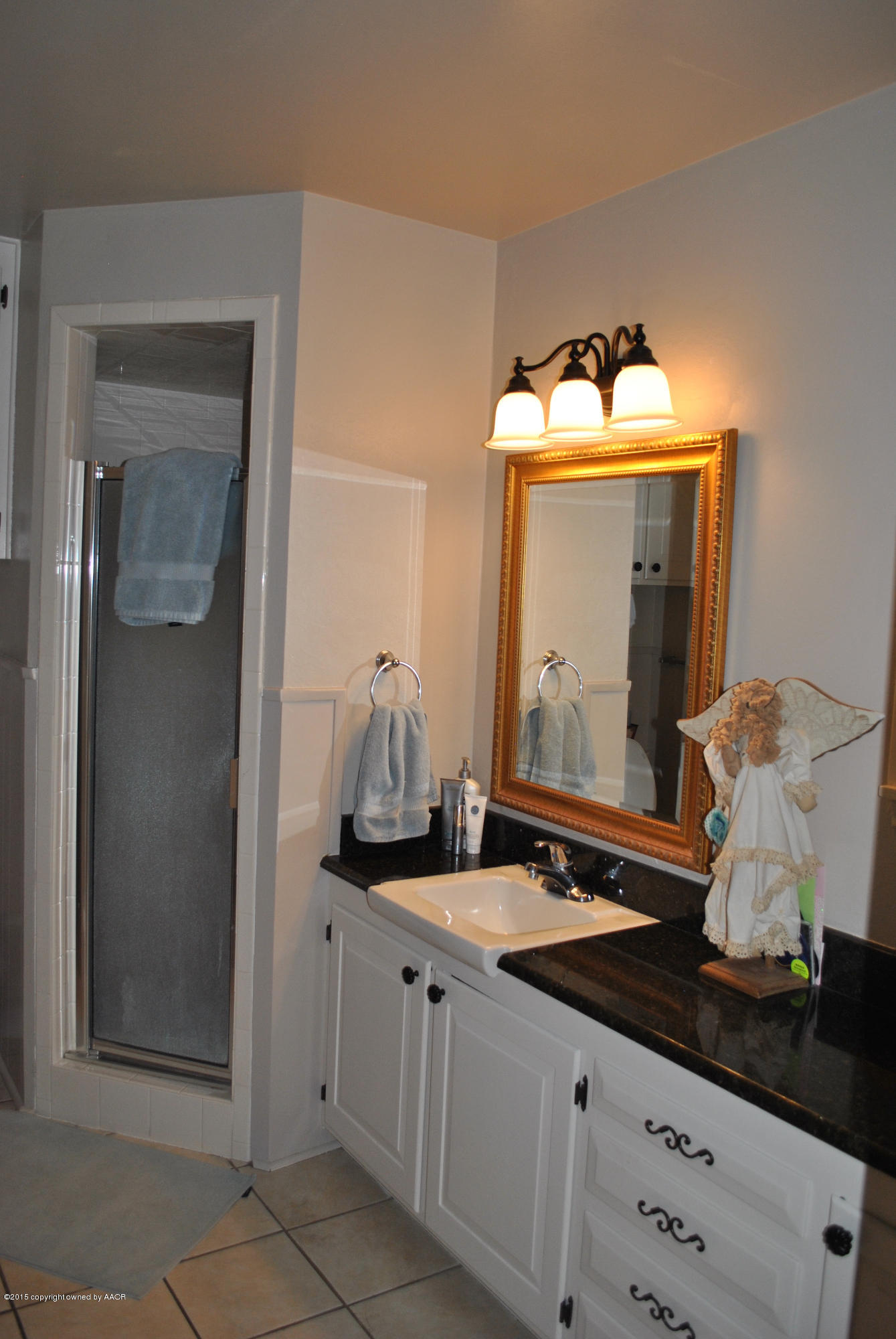 6604 Dreyfuss Road Amarillo, TX 79106 - Photo 24 of 31 a bathroom with a sink and a mirror