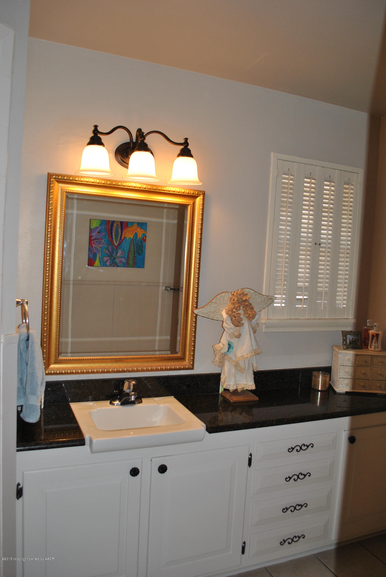 6604 Dreyfuss Road Amarillo, TX 79106 - Photo 25 of 31 a bathroom with a sink and a mirror