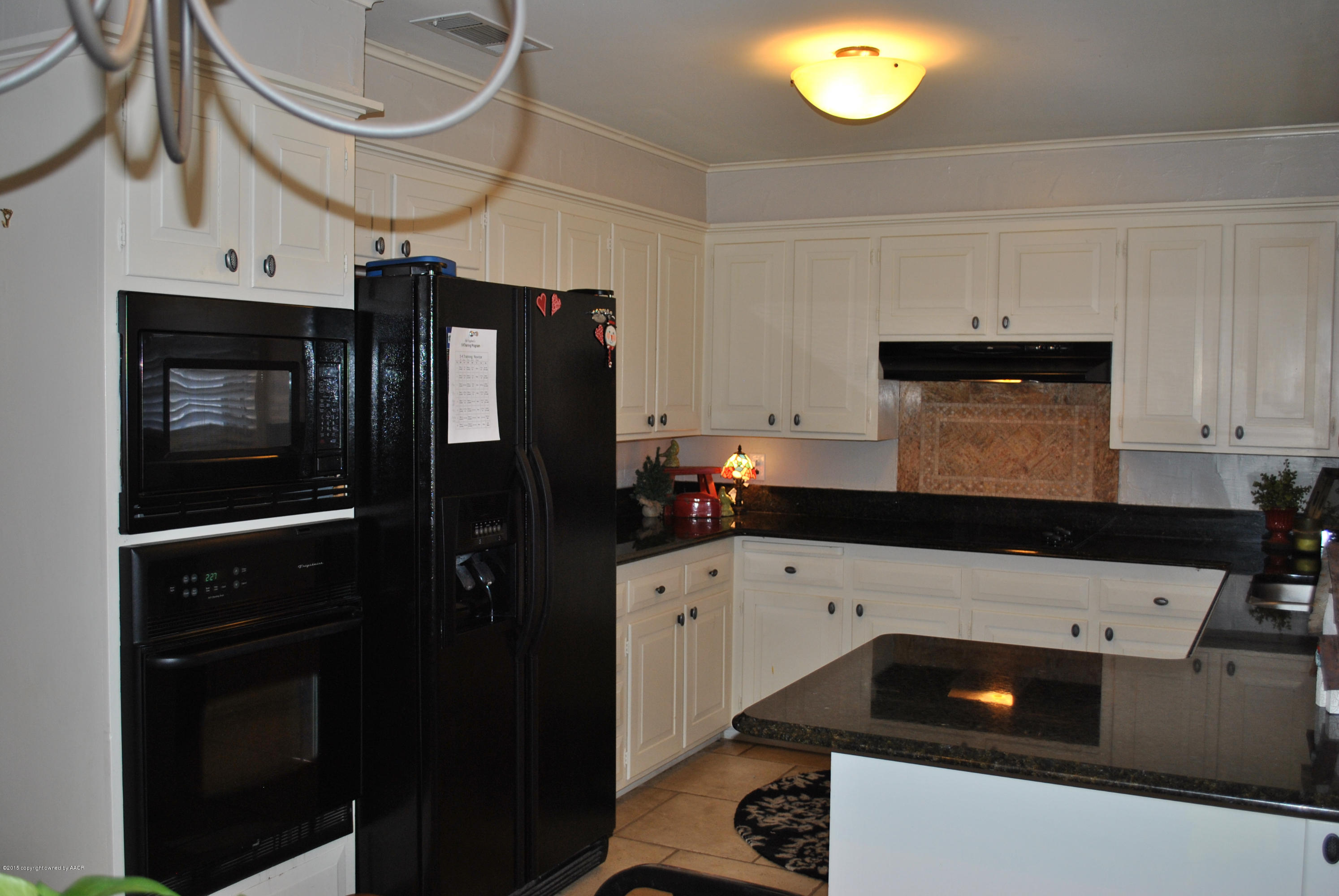 6604 Dreyfuss Road Amarillo, TX 79106 - Photo 7 of 31 a kitchen with a refrigerator and a stove top oven