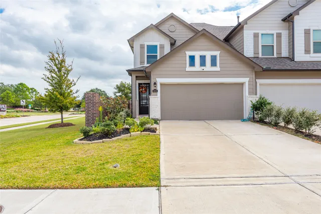 a view of back yard of the house