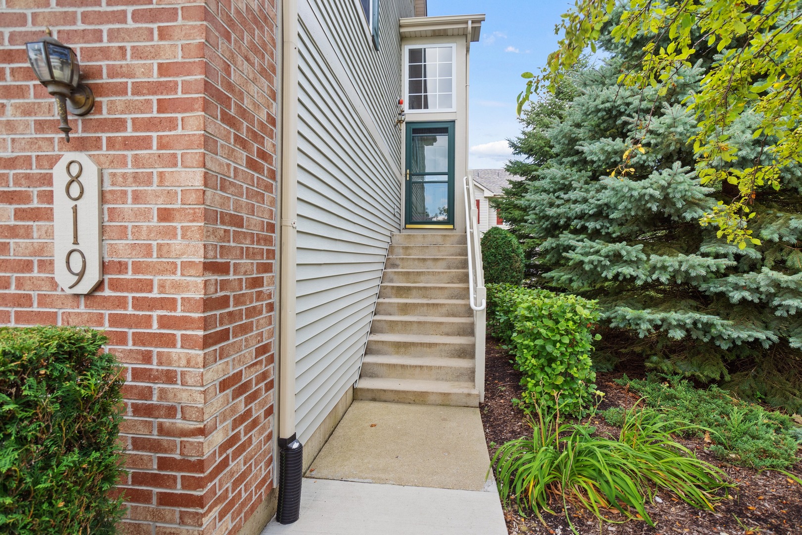 819 Crossing Way, Unit 819 St. Charles, IL 60174 - Photo 2 of 17