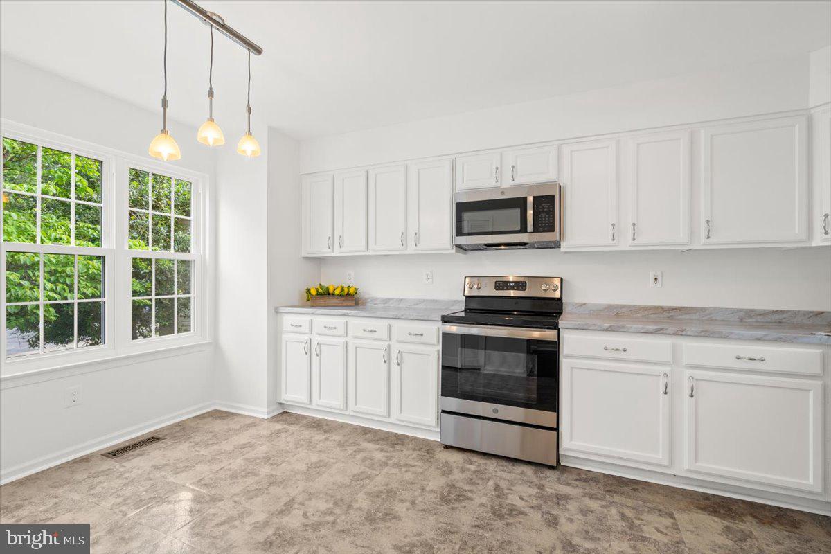 9671 Horsham Drive Laurel, MD 20723 - Photo 8 of 48 Kitchen with stainless still appliances.