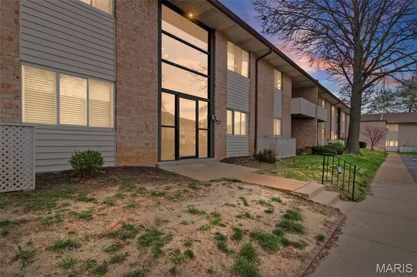 $149,900 | 10135 Sakura Drive, Unit G, St. Louis, MO 63128