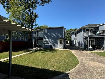 a view of a house with backyard