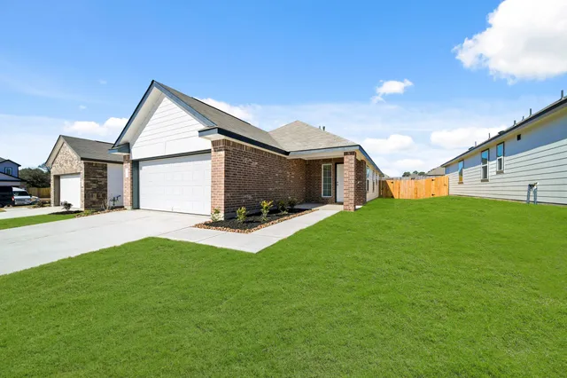 a view of house with a yard